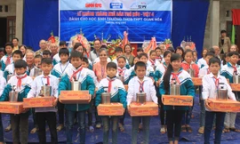 Các em học sinh huyện Quan Hóa (Thanh Hóa) nhận quà của các bác Việt kiều tại lễ khánh thành, bàn giao Nhà bán trú Đức - Việt 4. Ảnh: Hoàng Lam.