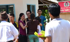 Bước ra khỏi cổng trại giam, Thiện cười, mẹ khóc.