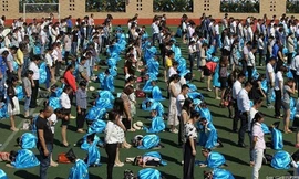 Trung Quốc: Trẻ bái lạy cha mẹ trước khi vào lớp 1