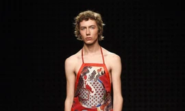 Mẫu nam mặc áo yếm, quàng khăn 'cách cách' lên sàn diễn