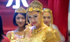 Lóa mắt với áo cưới làm từ vàng ròng