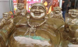 Bức tượng Phật Di Lặc có chiều cao 1,3m và đường kính 1,3m, trọng lượng nặng khoảng 1,5 tấn.