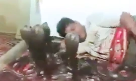 Kinh hãi người đàn ông nằm nghịch với cả đàn rắn