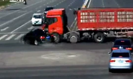 Ôtô vượt đèn vàng bị xe tải húc tan nát