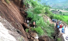 Hàng chục người đào bới đưa hai công nhân bị thương đi cấp cứu. Ảnh: Kh.Uyên.