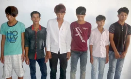 Các đối tượng tại cơ quan công an (từ trái qua phải: Viễn, Huỳnh Văn Cường, Thanh, Đạt, Lê Hùng Cường, Luân).