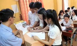 Chiều 1.4, giáo viên lớp 12C3 Trường THCS - THPT Thanh Bình (TP.HCM) hướng dẫn HS làm hồ sơ đăng ký dự thi. Ảnh: Đào Ngọc Thạch.