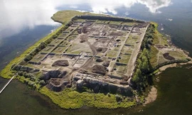 Hòn đảo Por-Bajin nằm trong một hồ nước ở Siberia. Ảnh: The Siberian Times.