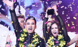 Giây phút đăng quang của cặp thí sinh Hà Duy - Dương Hoàng Yến.