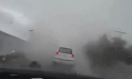 Xe hơi bị bão Soudelor thổi bay ở Đài Loan