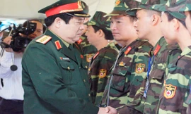 Đại tướng Phùng Quang Thanh trò chuyện, động viên cán bộ, chiến sĩ tại một cuộc diễn tập. Ảnh: Nguyễn Minh.