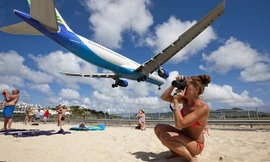 Sân bay quốc tế Princess Julianan nằm trên đảo StMartin. Đảo có 2 phần, phía Bắc thuộc Pháp còn phía Nam thuộc Hà Lan. Sân bay nói trên nằm ở phần đảo phía Nam.