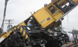 Cần cẩu cứu hộ tàu hỏa bị lật, “ăn vạ” trên đường ray