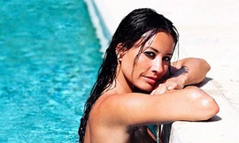 Nữ MC gây sốc với hình ảnh gợi cảm ở hồ bơi