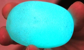 Viên đá phát sáng trong bóng tối sau khi tiếp xúc ánh sáng trời.