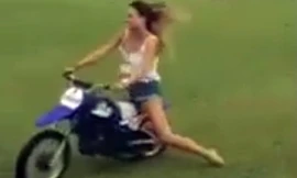 Người đẹp ngã đập mặt vì lái môtô