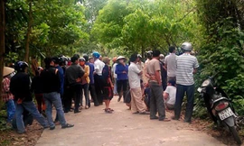 Người dân theo dõi lực lượng chức năng khám nghiệm hiện trường.