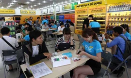 Hình ảnh khách hàng trải nghiệm sản phẩm Honor 4C.