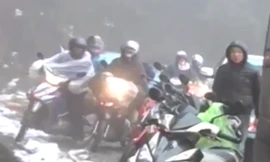 Tuyết rơi dày gây ùn tắc Quốc lộ 4D