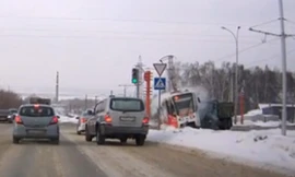 Cố vượt đèn đỏ, xe tải húc tàu điện bay khỏi đường ray