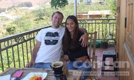 Vợ chồng Joshua và Rolan hạnh phúc trong căn nhà gỗ giữa đồi cà phê Arabica.