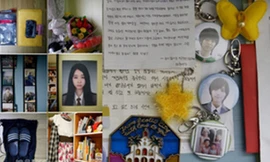 Cha mẹ nạn nhân chìm phà Sewol đau đớn bên di vật của con