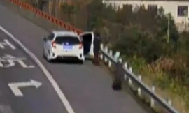 Lốp ô tô tải hất văng người đàn ông xuống vực