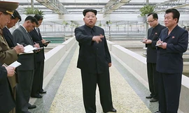 Lãnh đạo Triều Tiên Kim Jong-Un ra chỉ thị trong một cuộc thị sát ở Bình Nhưỡng.