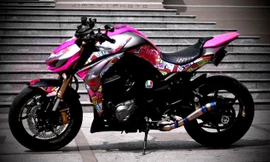 Sự xuất hiện của chiếc nakedbike hầm hố trong gam màu hồng cánh sen nữ tính khiến nhiều người chú ý. 