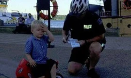 Cậu bé Declan Tramley.