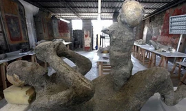 Trong nhiều năm qua, các nhà khảo cổ đã phát hiện những hốc rỗng dưới lớp tro núi lửa, nơi nạn nhân bị vùi lấp bên dưới. Họ lấp đầy chúng bằng thạch cao để phác thảo hình dáng của người thiệt mạng. 