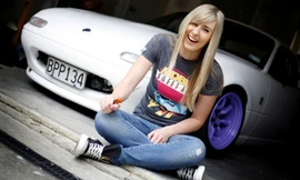 Taryn Croucher sống ở Auckland, New Zealand. Năm nay 26 tuổi, người đẹp được biết đến từ cách đây khoảng 4 năm, khi bắt đầu viết blog về niềm đam mê xe cộ. 