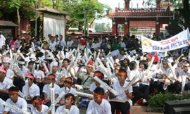 HS trường THPT chuyên Quốc Học Huế có tỷ lệ đỗ ĐH, CĐ cao nhất tỉnh Thừa Thiên - Huế do có nhiều phương pháp học bổ trợ đa dạng (ngoài việc học thêm) sau giờ học chính khóa như: học nhóm, tự học, học bồi dưỡng nâng cao, sinh hoạt ngoại khóa...