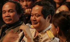 Nhạc sĩ An Thuyên và nhạc sĩ Nguyễn Trọng Tạo (ngoài cùng, bên trái) trong một chương trình nghệ thuật. Ảnh: Nguyễn Đình Toán.