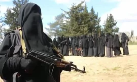 Mục kích nữ phiến quân IS bịt mặt bắn súng AK