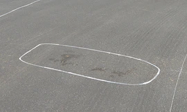 Vị trí chất lỏng đổ ra ngày 13/7 được nhà thầu thi công khoanh vùng, theo dõi. Ảnh: QH.