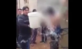 Tên trộm bị lột trần, dội nước giữa trời rét