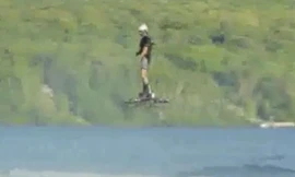 Người bay được trên không chỉ nhờ ván trượt
