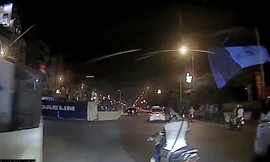 Clip xe máy rẽ trái tạt đầu ô tô hết sức nguy hiểm