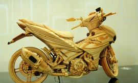 Đây là chiếc Exciter 150 bằng gỗ của một bạn trẻ đam mê độ xe ở Sài Gòn có nickname Jun Ho.