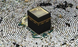 Người Hồi giáo thực hiện nghi lễ quanh Kaaba. Ảnh: Mundairyhouse.