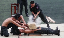 Mục kích Cảnh sát cơ động trình diễn tuyệt kỹ nội công