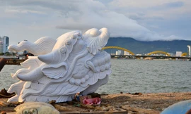 Đặt “cá chép hóa rồng” ở bến du thuyền Đà Nẵng