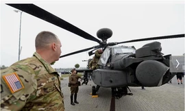 Một chiếc trực thăng Boeing AH-64 Apache trưng bày tại Triển lãm công nghiệp quốc tế lần thứ 23. Ảnh: AFP.