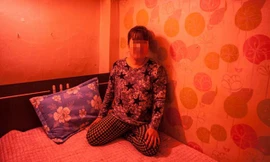 Kim Jeong Mi, một gái mại dâm, hành nghề tại khu đèn đỏ Cheongryangri ở Seoul. Ảnh: New York Times.