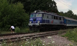 Nam thanh niên liều mạng nhảy 'cắt mặt' tàu hỏa đang lao tới