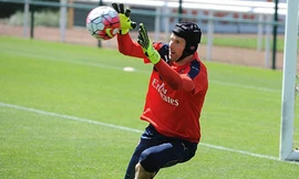 Cech trong buổi tập đầu tiên cùng đội bóng mới Arsenal.