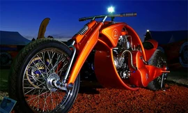 Sử dụng bộ ly hợp ly tâm (của mẫu Suzuki Burgman 400 phân khối) và truyền động ma sát, mẫu xe có tên Citroen 2CV của hãng độ Tây Ban Nha Derbidson là hàng tự chế với 1.800 giờ làm việc với kinh phí khoảng 3.300 USD.