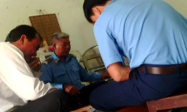 Hình ảnh cắt từ clip được cho là các vị cán bộ đánh bài ăn tiền vào ngày 30 Tết vừa qua.