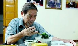 Nhà văn Lê Lựu bên mâm cơm.